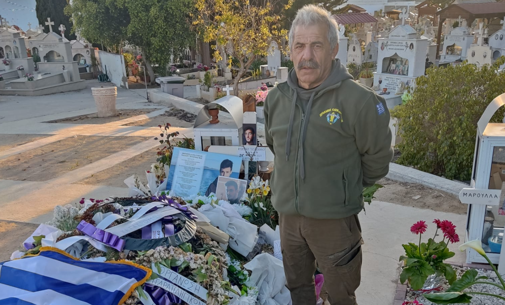 Με την ελληνική σημαία ο τάφος του καταδρομέα Κυπριανού Παπαϊωάννου που «έσβησε» στο έγκλημα των Τεμπών (φωτό)