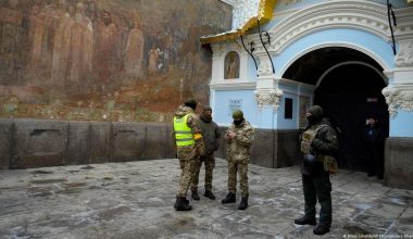«Λαύρα των Σπηλαίων»: Ουκρανοί κοροϊδεύουν χριστιανή που προσεύχεται έξω από το μοναστήρι του Κιέβου (βίντεο)