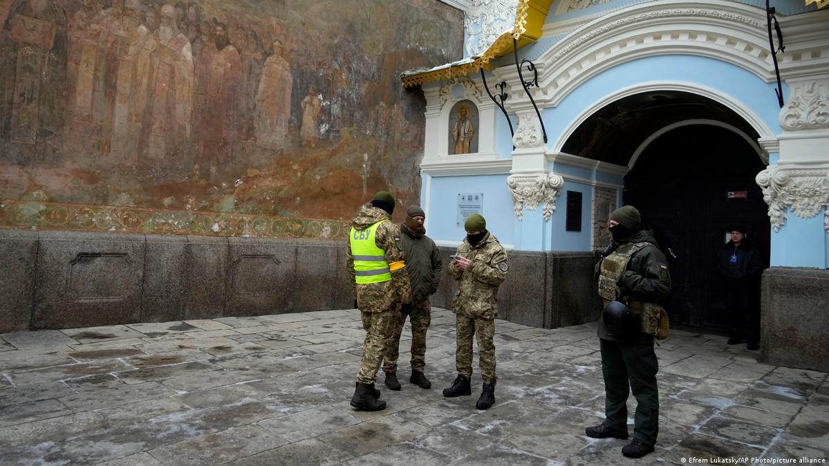 «Λαύρα των Σπηλαίων»: Ουκρανοί κοροϊδεύουν χριστιανή που προσεύχεται έξω από το μοναστήρι του Κιέβου (βίντεο)