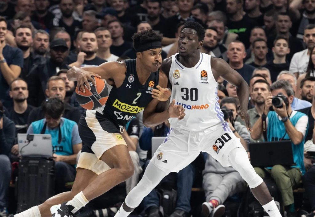 Euroleague: Οπαδός στο Βελιγράδι έφτασε στο παρκέ και απείλησε τους διαιτητές (βίντεο)
