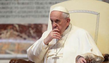 Βατικανό: Ο Πάπας Φραγκίσκος έλαβε εξιτήριο – «Είμαι ακόμη ζωντανός» (βίντεο)