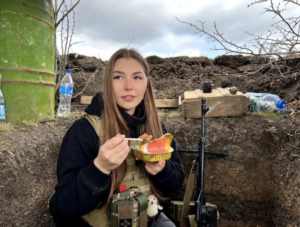 Ρωσίδα μαχήτρια της Εθνοφυλακής του Λουγκάνσκ στα χαρακώματα τρώει ένα γρήγορο γεύμα δίπλα στο οπλοπολυβόλο της