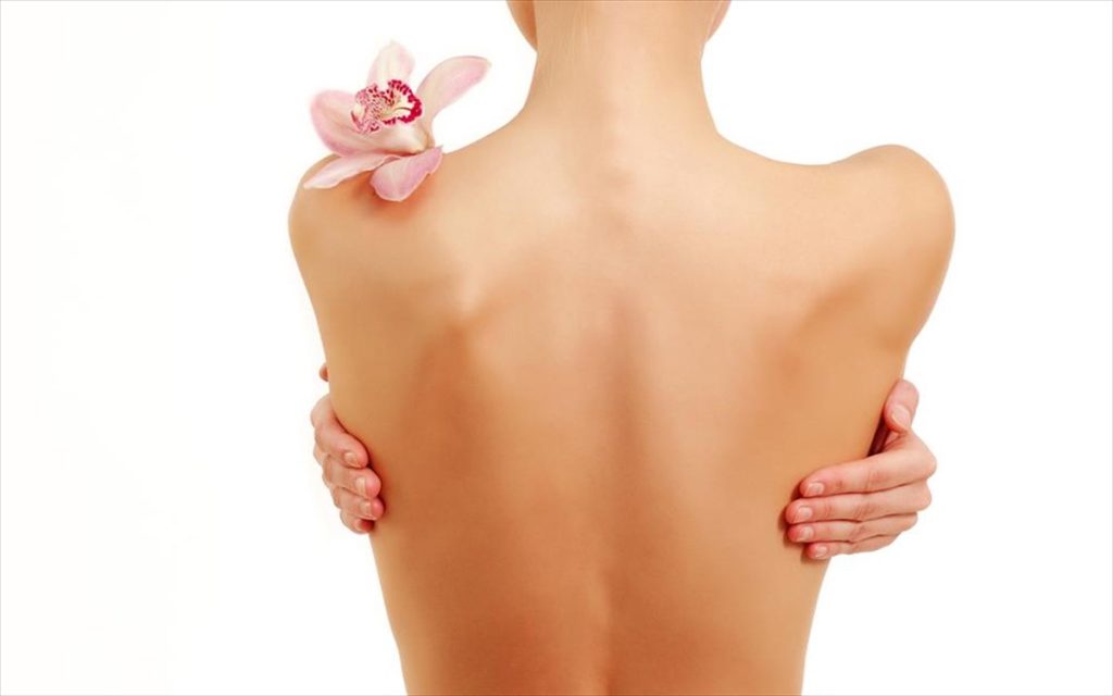 Ακμή στην πλάτη: Τι την προκαλεί και πώς να την αντιμετωπίσεις