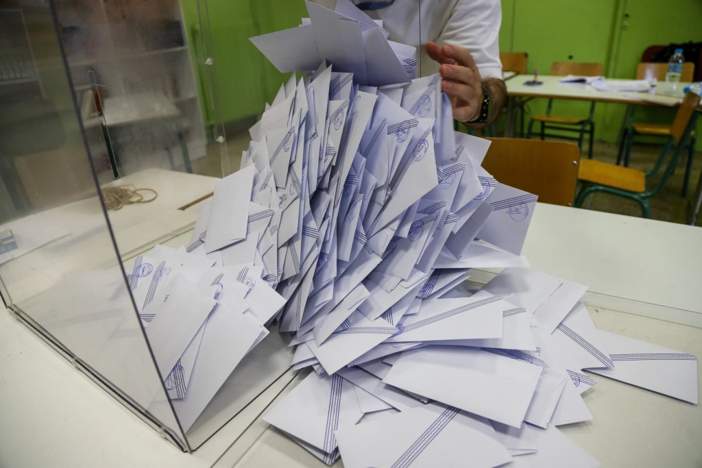 Οι διεθνείς οίκοι αναλύουν τις δημοσκοπήσεις και πλέον μιλούν για «εκλογική μάχη»: Θέλουν σύντομα κυβέρνηση