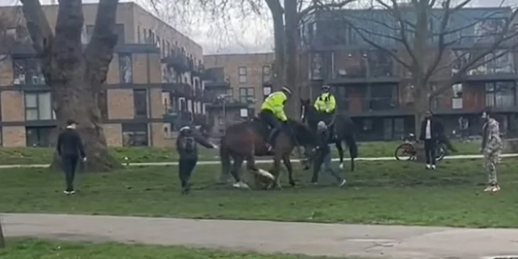 Πρωτοφανές περιστατικό στη Bρετανία: Σκύλος προσπάθησε να κατασπαράξει άλογο της αστυνομίας