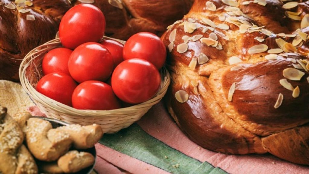 Θα «τσούξει» φέτος το πασχαλινό τραπέζι: Αυξημένες έως και 20% οι τιμές στα γλυκά (βίντεο)