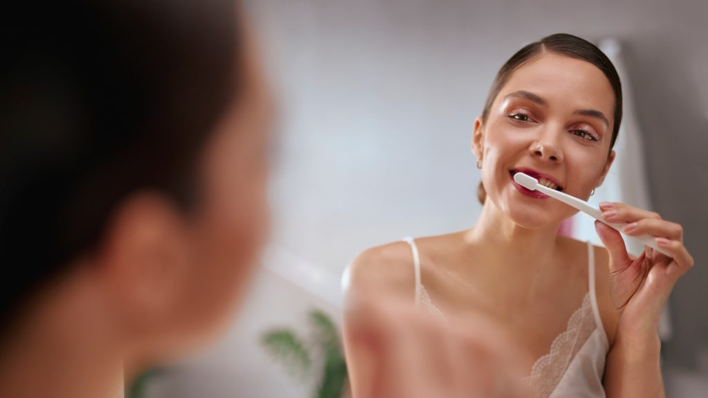 Ειδικοί εξηγούν γιατί δεν πρέπει να πλένουμε τα δόντια μας στο ντους
