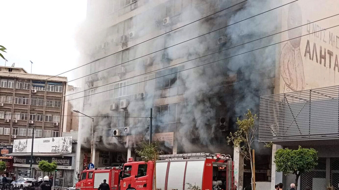 Τι καταγγέλλει ο Πρόεδρος του Διοικητικού Πρωτοδικείου για τη φωτιά στο κτίριο στον Πειραιά