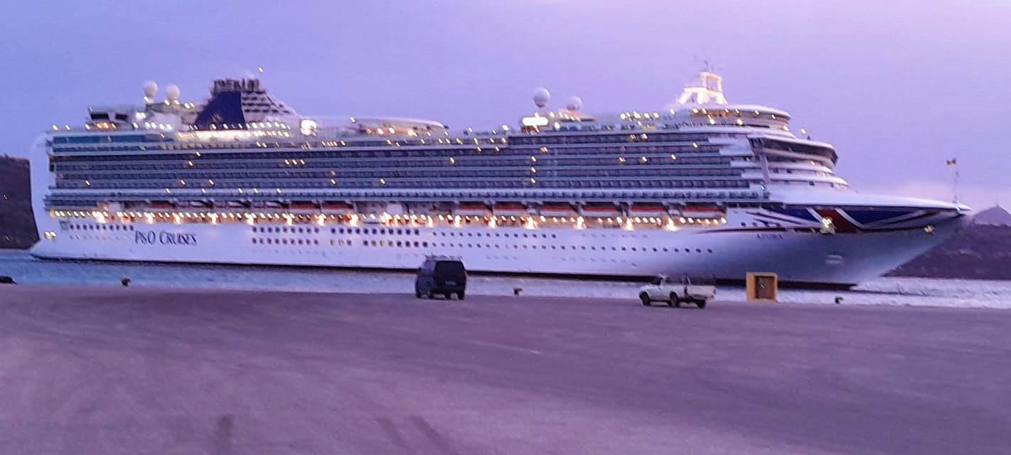 Χανιά: Δείτε εντυπωσιακές εικόνες από το κρουαζιερόπλοιο «Αzzura» που έδεσε στη Σούδα (βίντεο)