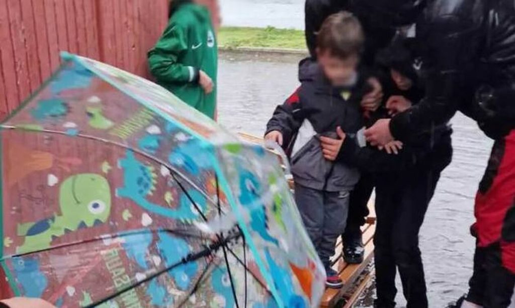 Τριτοκοσμικές εικόνες στα Τρίκαλα: Έφτιαξαν γέφυρα με πάγκους για να βγάλουν τα παιδιά από το σχολείο (φωτό)