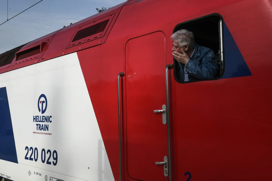 «Λύγισε» ο μηχανοδηγός στο πρώτο δρομολόγιο μετά τη σύγκρουση των τρένων στα Τέμπη (φωτο)