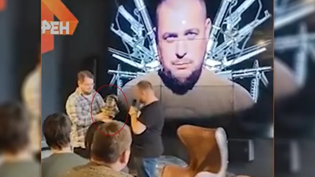 Η στιγμή που ο Ρώσος μπλόγκερ παραλαμβάνει το αγαλματίδιο «βόμβα» (βίντεο)