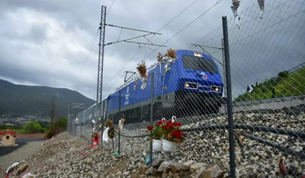 Μόνο φίλοι και γνωστοί της οικογένειας Μητσοτάκη στο πρώτο δρομολόγιο της Hellenic Train μετά τα Τέμπη