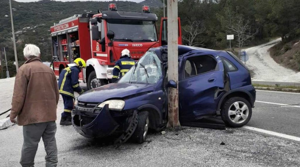 Σοβαρό τροχαίο στην Καβάλα: Αυτοκίνητο «καρφώθηκε» σε στύλο – Διασωληνωμένη η 22χρονη οδηγός (φωτό)