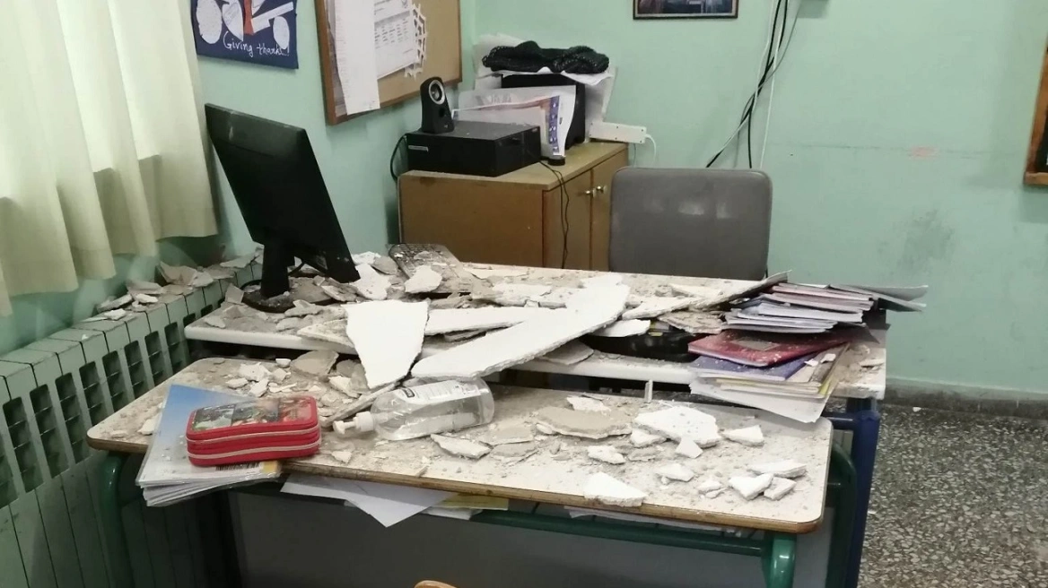 Βόλος: Κατέρρευσε τμήμα της οροφής σε τάξη δημοτικού – Από τύχη δεν υπήρξε τραυματισμός (φώτο)