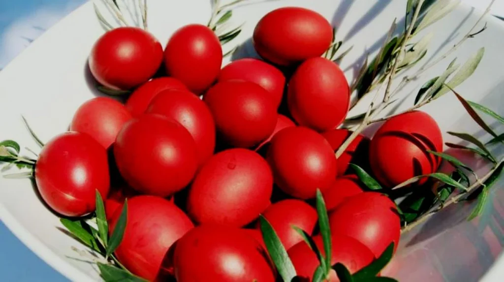 Γιατί βάφουμε κόκκινα αβγά τη Μεγάλη Πέμπτη;