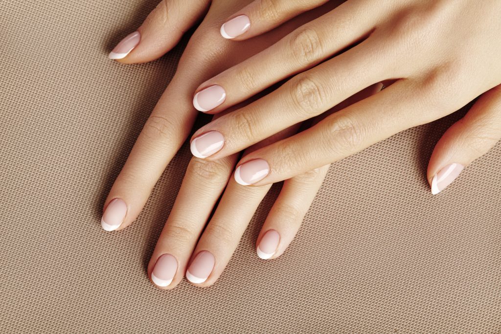 Πώς προκαλείται και τι σημαίνει αν μεγαλώνει το δέρμα σου κάτω από τα νύχια;