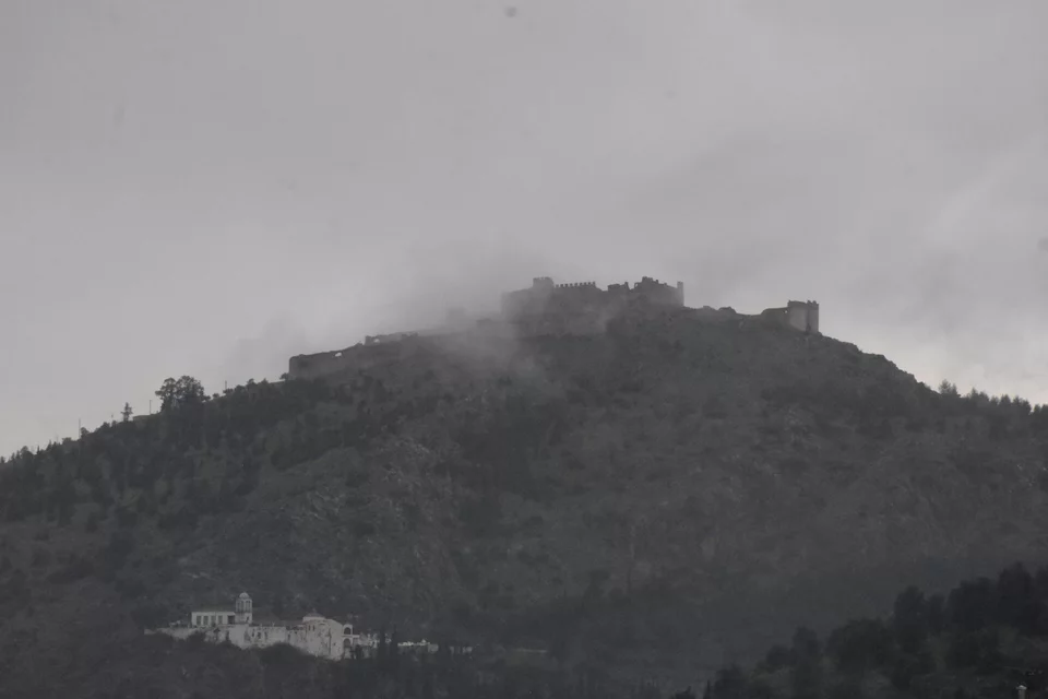 Κακοκαιρία «Ilina»: Η πυκνή ομίχλη «εξαφάνισε» το κάστρο του Άργους (φώτο)