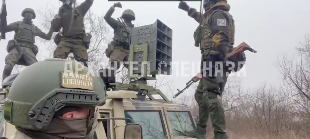 Οι Ρώσοι στρατιώτες το ρίχνουν στον… χορό στην οροφή τεθωρακισμένου (βίντεο)