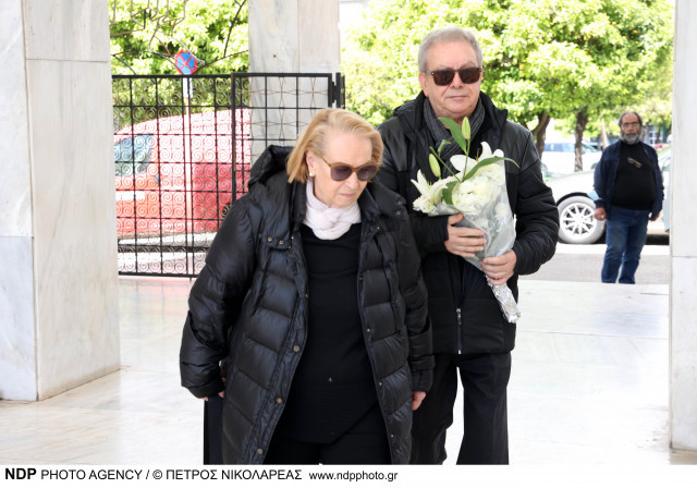 Αυτή την ώρα η κηδεία της Ρένας Κουμιώτη – Ποιοι έδωσαν το «παρών» (φωτο)