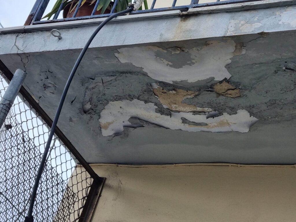 Βόλος: Κλείνει προσωρινά ο πρώτος όροφος του δημοτικού σχολείου όπου έπεσαν σοβάδες (φωτό)