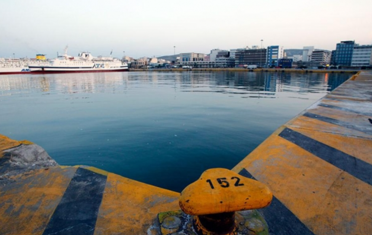 Μεθυσμένος οδηγός έπεσε με το αυτοκίνητο στο λιμάνι του Πειραιά – Ανασύρθηκε ζωντανός