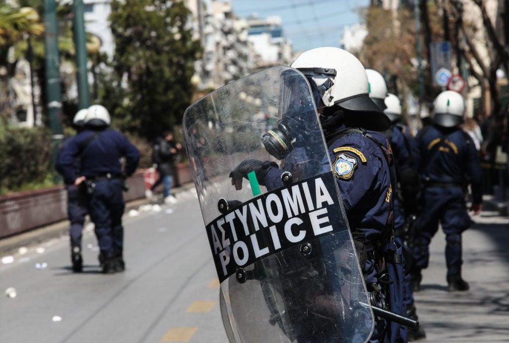 Τι υποστηρίζει ο αστυνομικός που πυροβόλησε στον αέρα έξω από την ΑΣΟΕΕ (βίντεο)