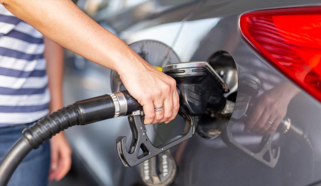 Στα «κάγκελα» οι οδηγοί: Έφτασε τα 2 ευρώ η τιμή της αμόλυβδης βενζίνης