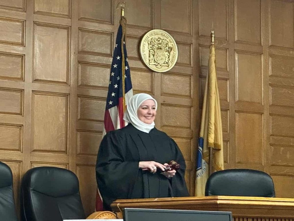 ΗΠΑ: Η ισλαμίστρια δικηγόρος Nadia Kahf έγινε η πρώτη δικαστής που φορούσε χιτζάμπ (βίντεο)