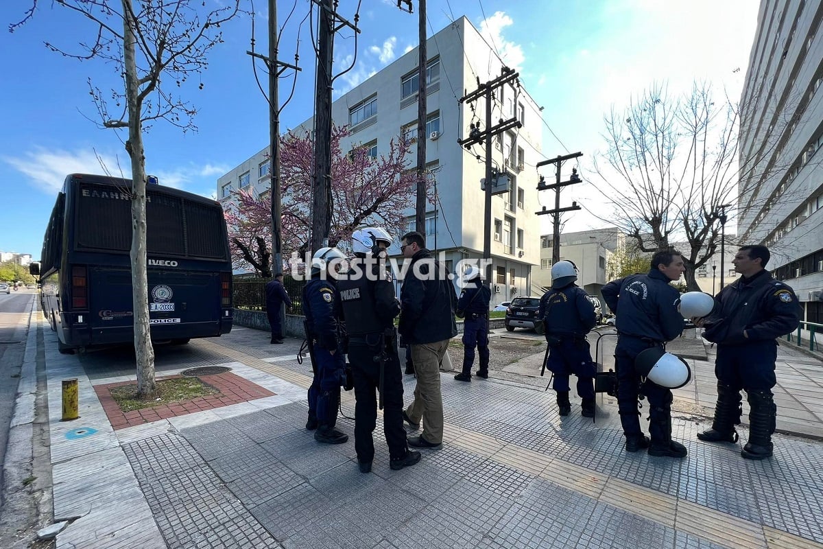 Θεσσαλονίκη: Επίθεση με πέτρες κατά διμοιρίας των ΜΑΤ στο ΑΠΘ (φωτό-βίντεο)