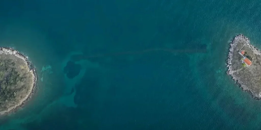 Φωκίδα: Εντυπωσιακές εικόνες από την άγνωστη βυθισμένη αρχαία γέφυρα της Ελλάδας (φωτό-βίντεο)