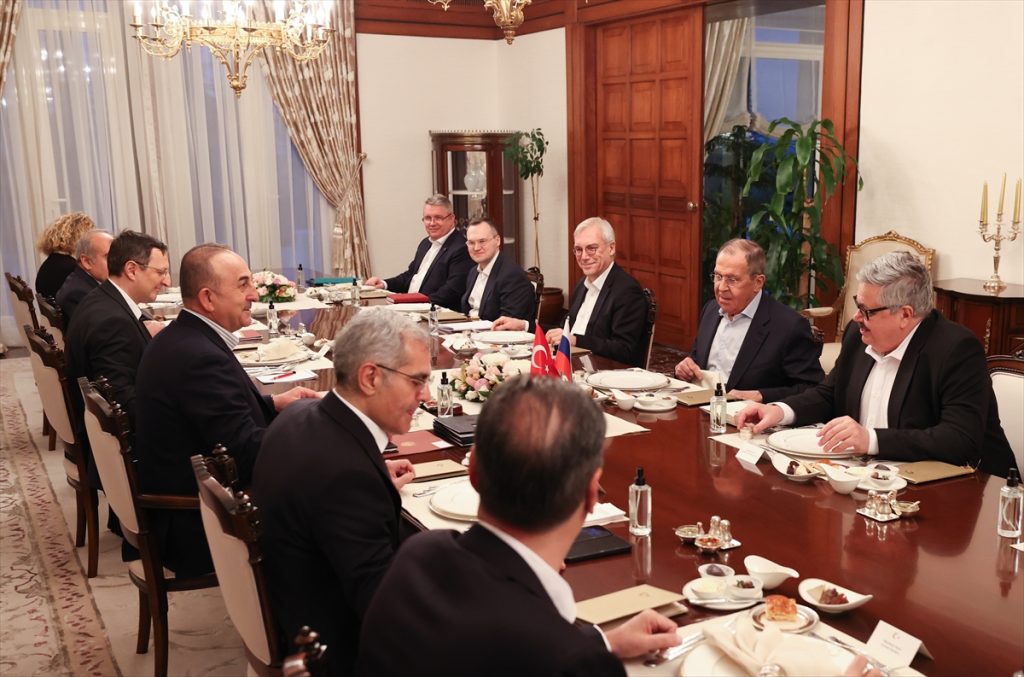 Δείπνο Μ.Τσαβούσογλου-Σ.Λαβρόφ στην Άγκυρα (φωτό)