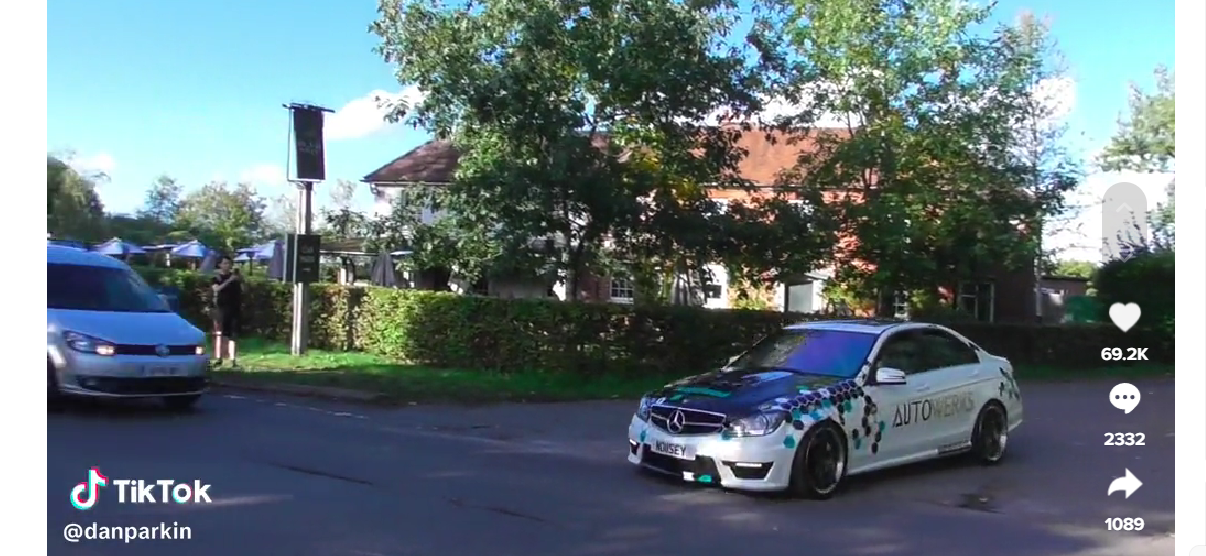 Αγγλία: Το τρακάρισμα που έχει διχάσει το διαδίκτυο – Ποιος φταίει; (βίντεο)