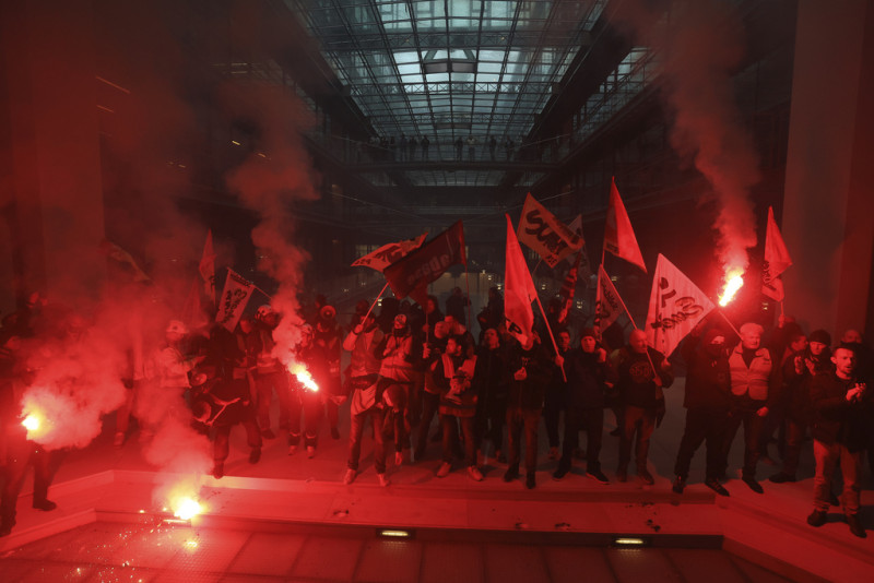 Ξανά στους δρόμους οι διαδηλωτές στη Γαλλία – Εισέβαλαν με καπνογόνα στο γραφείο της BlackRock (βίντεο)