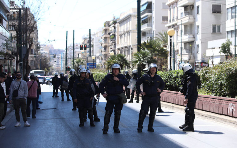 Επεισόδια στην ΑΣΟΕΕ: «Τους είπα για το όπλο αλλά αυτοί συνέχισαν να πετάνε πέτρες» λέει ο αστυνομικός