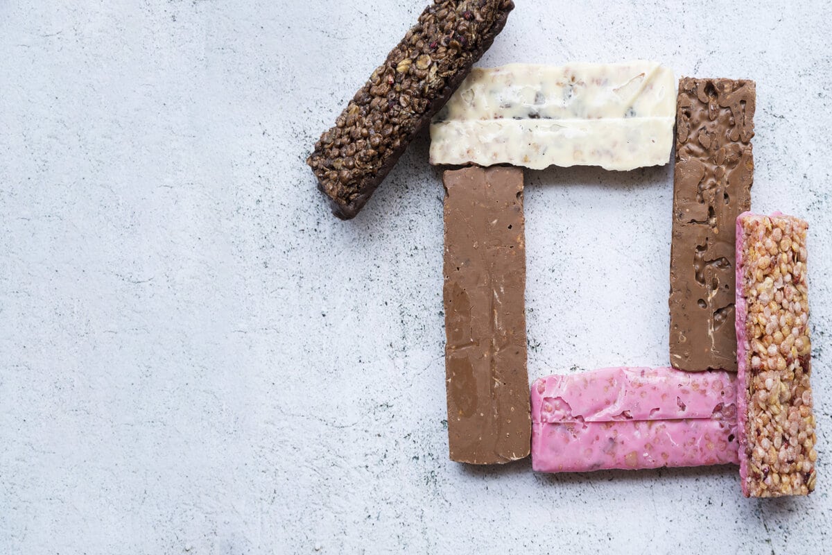 Μπάρες πρωτεΐνης: Πώς μας ωφελούν και από τι αποτελούνται; – Βοηθούν στο «χτίσιμο» μυών;