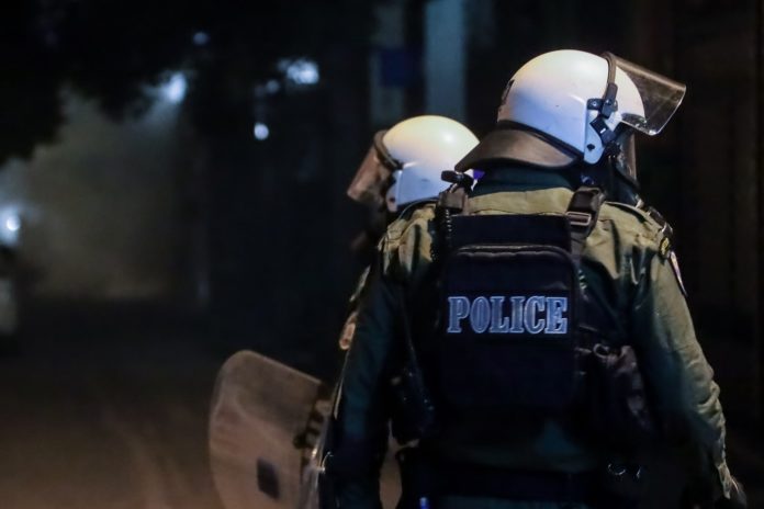 Πετράλωνα: Επίθεση με πέτρες σε αστυνομικούς έξω από τον σταθμό ΗΣΑΠ