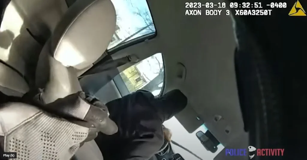 ΗΠΑ: Αστυνομικός πυροβόλησε τέσσερις φορές 17χρονο Αφροαμερικανό που κοιμόταν σε κλεμμένο όχημα (βίντεο)