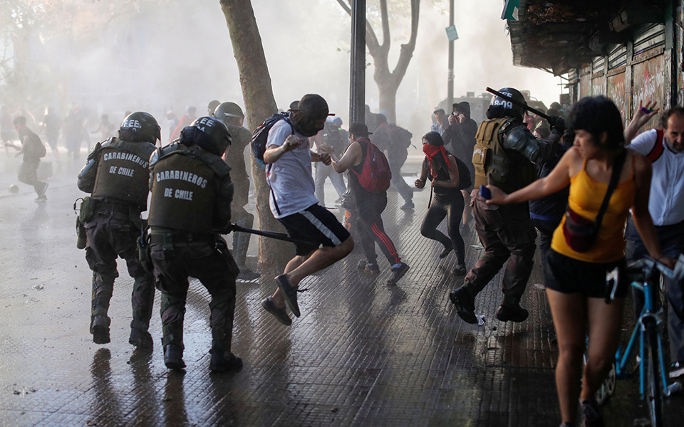 Χιλή: Υιοθετεί τον νόμο της «εύκολης σκανδάλης» για την προστασία των αστυνομικών