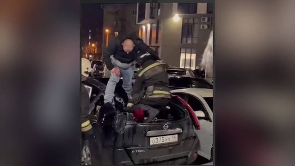 Ρωσία: Απίστευτη τύχη – Έπεσε από τον 19ο όροφο πάνω σε αυτοκίνητο και σώθηκε με ένα κάταγμα (βίντεο)