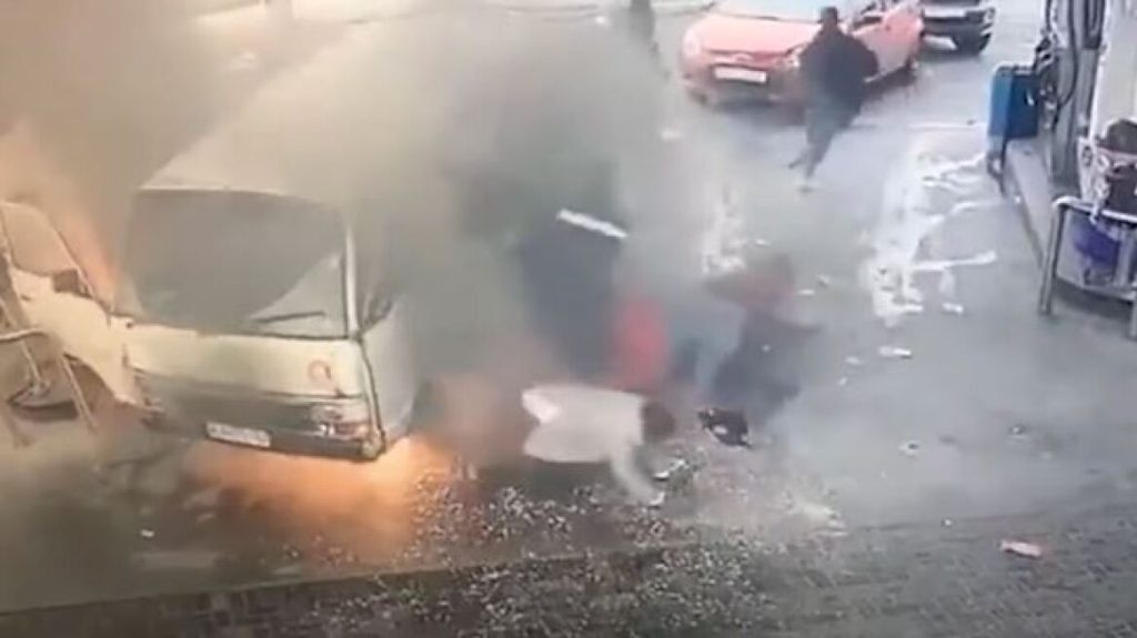 Νότια Αφρική: Βανάκι έπιασε φωτιά σε βενζινάδικο – Σώθηκαν «από θαύμα» 13 άτομα (βίντεο)