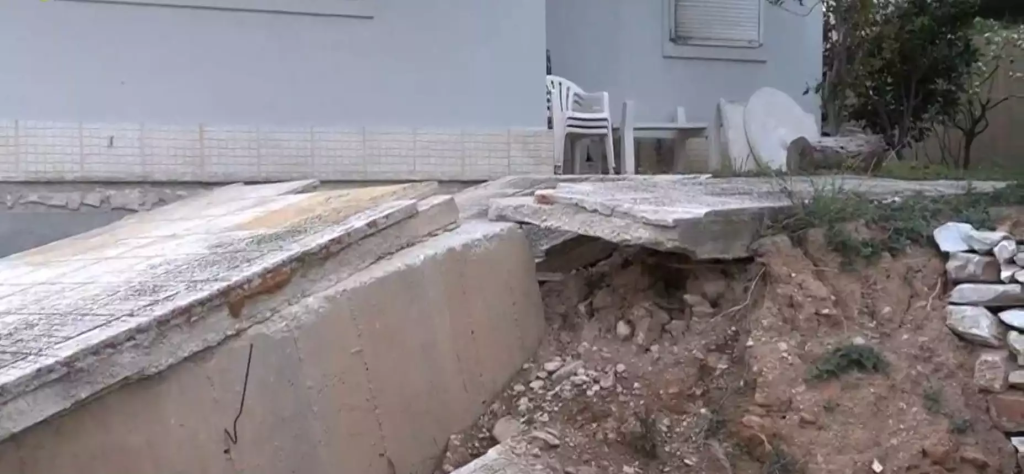 Αποκαρδιωτικές εικόνες στον Ν.Βουτζά: Η γη «καταπίνει» τα σπίτια – «Είμαστε στον δρόμο» (βίντεο)