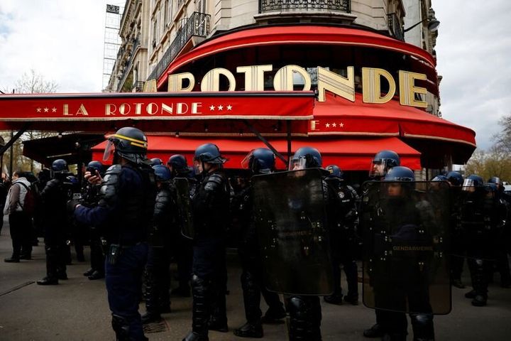 Γαλλία: Διαδηλωτές έκαψαν το αγαπημένο εστιατόριο του Ε.Μακρόν στο Παρίσι και πέταξαν νεκρούς αρουραίους