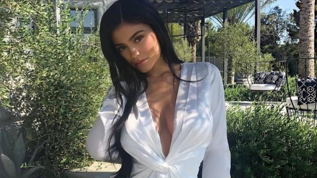 Κάιλι Τζένερ: Ποζάρει στο Instagram με το μαγιό της και κάνει τον ανδρικό πληθυσμό να «παραληρεί» (φωτο)