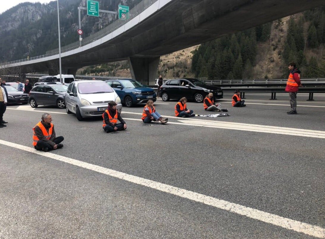 Ελβετία: Ακτιβιστές για το κλίμα απέκλεισαν κεντρικό δρόμο και «κόλλησαν» στο οδόστρωμα (βίντεο)