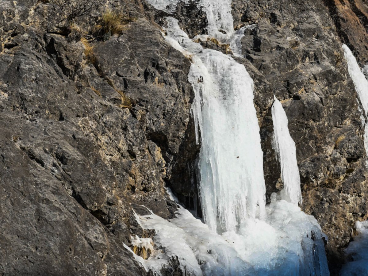 Εντυπωσιακές εικόνες από «μαγικό» τοπίο με παγωμένο καταρράκτη (βίντεο)