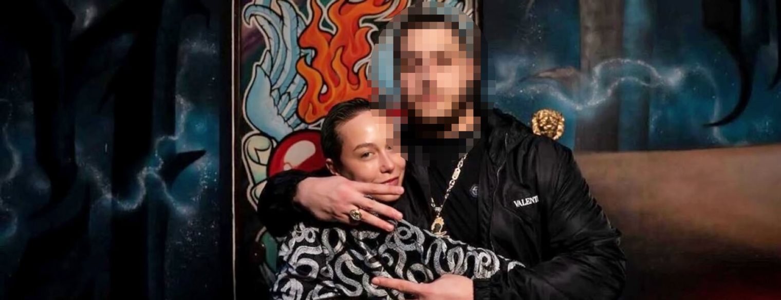 «Θα αντιμετωπίσει τις κατηγορίες με το κεφάλι ψηλά» λέει η αδερφή του τράπερ που κατηγορείται για τον βιασμό 19χρονης