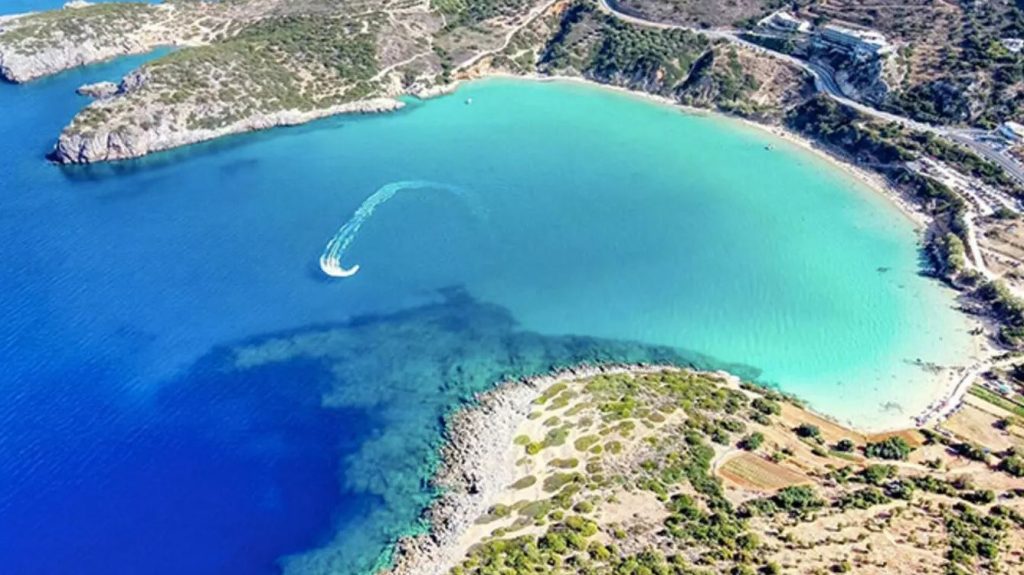 Παραλία Βούλισμα: Ο γαλαζοπράσινος παράδεισος της βόρειας Κρήτης που θα σας «μαγέψει» (βίντεο)