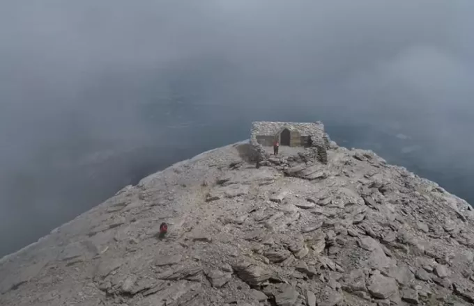 Εντυπωσιακές εικόνες από το εξωκλήσι του Προφήτη Ηλία στον Όλυμπο σε υψόμετρο 2.803 μέτρων (βίντεο)