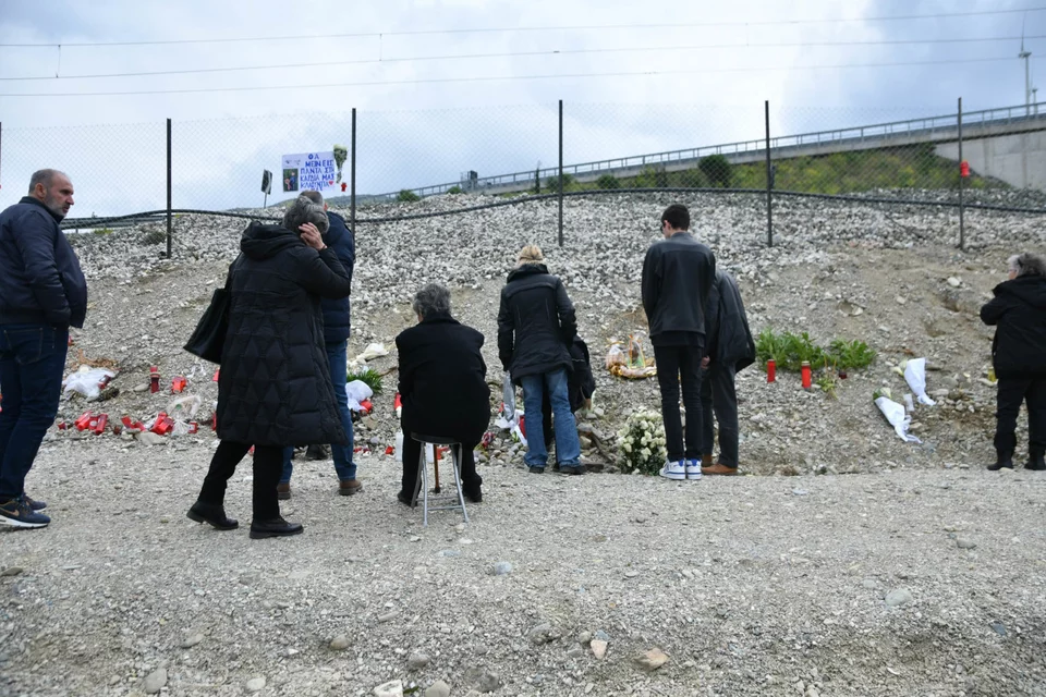 Έγκλημα στα Τέμπη: Τελέστηκε το μνημόσυνο – Οι συγγενείς των θυμάτων κρατούσαν μαύρα μπαλόνια (φώτο)
